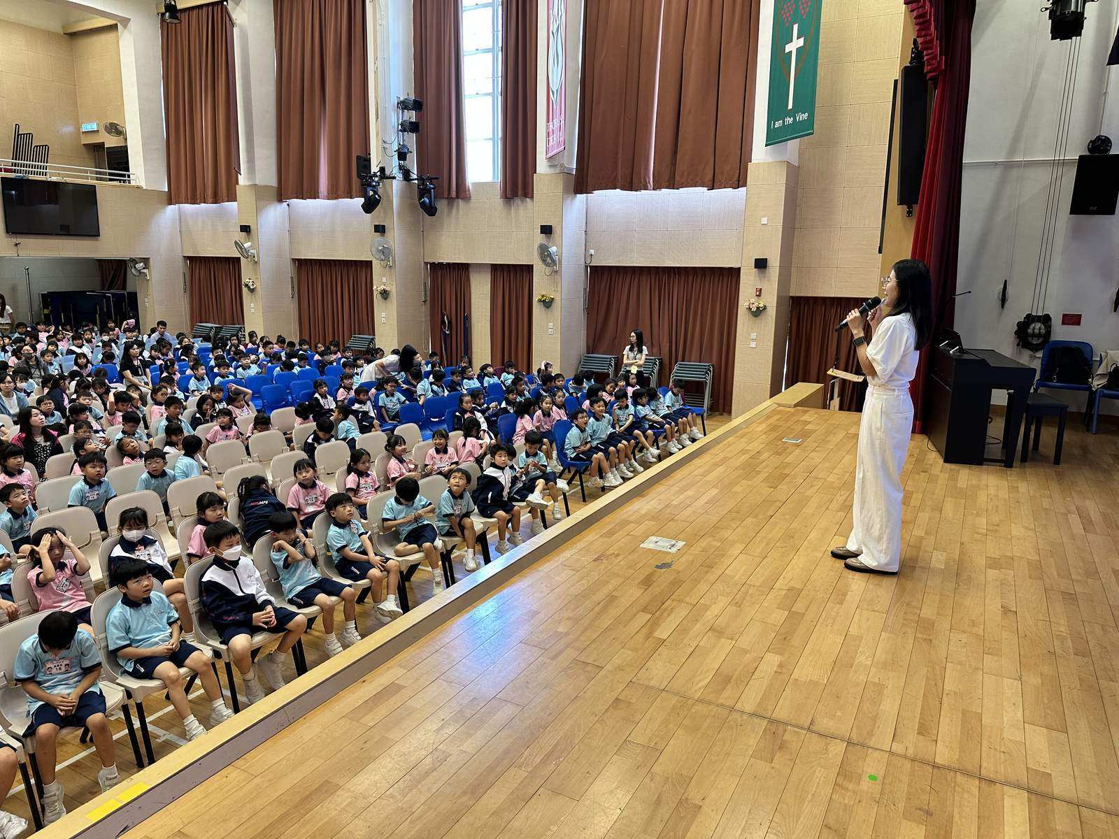 步步老師在舞台邊與前排同學交流
